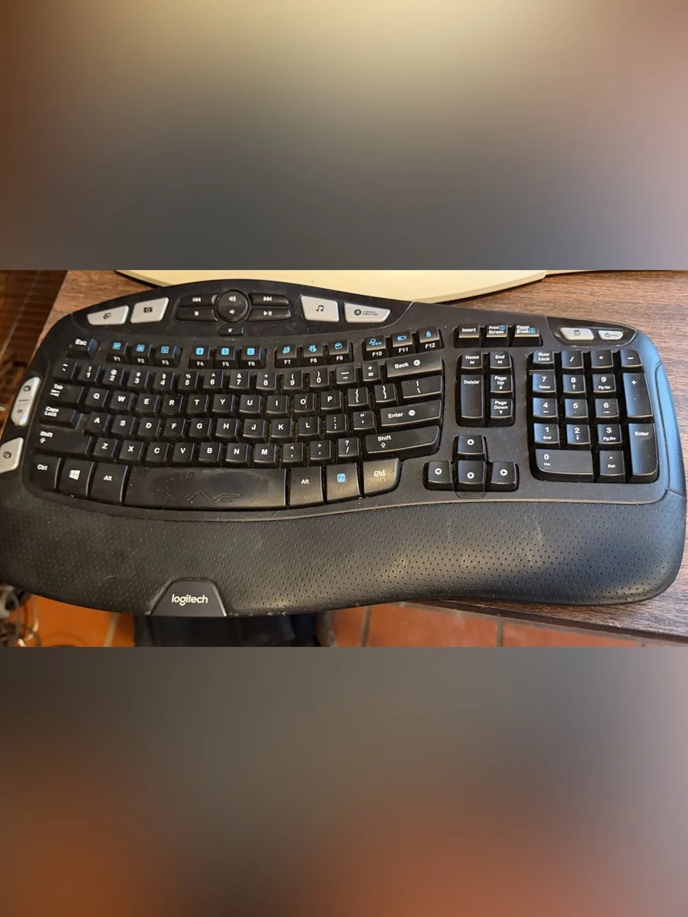 Keyboards & computer mouse lot Microsoft (black & ivory) Logitech